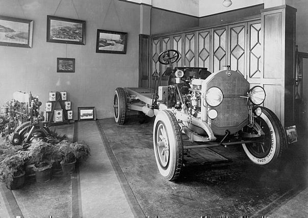 Mercedes Automotive China Agency, fotografiert ca. 1920/1925: Verkaufsstelle für Mercedes-Benz Fahrzeuge in Schanghai.